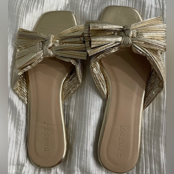 BAMBOO Sandals size 7.5 Metallic Twist Front 
Open Toe Flat Sandals Open Toe - Picture 1 of 5